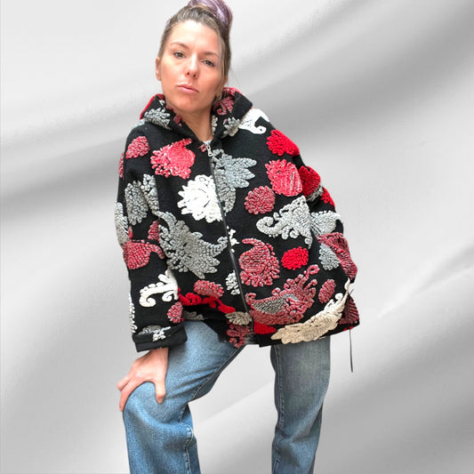 Chaqueta acolchada de mujer con estampado floral en tonos negros y rojos