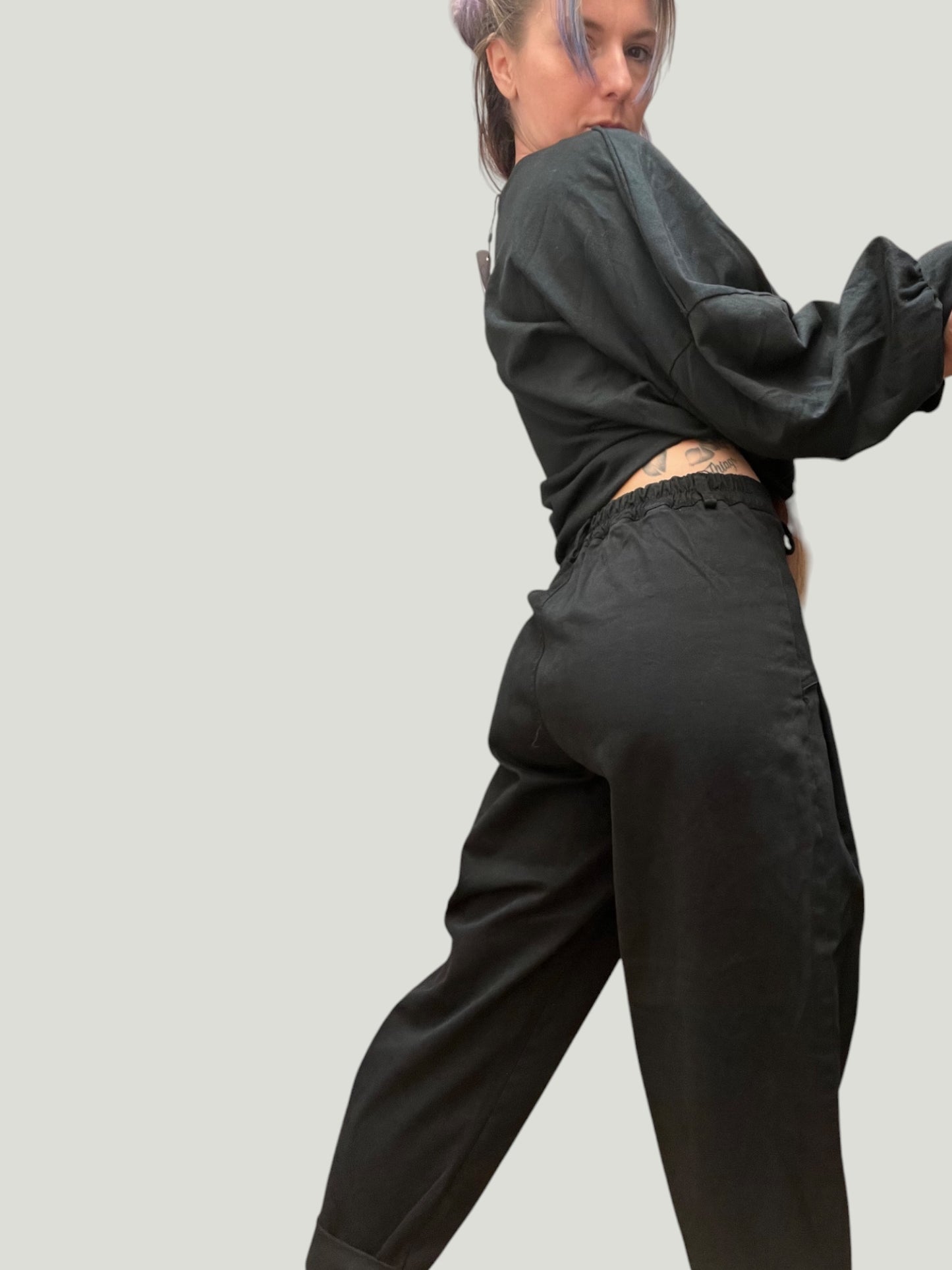 Pantalón negro estilo cargo para mujer