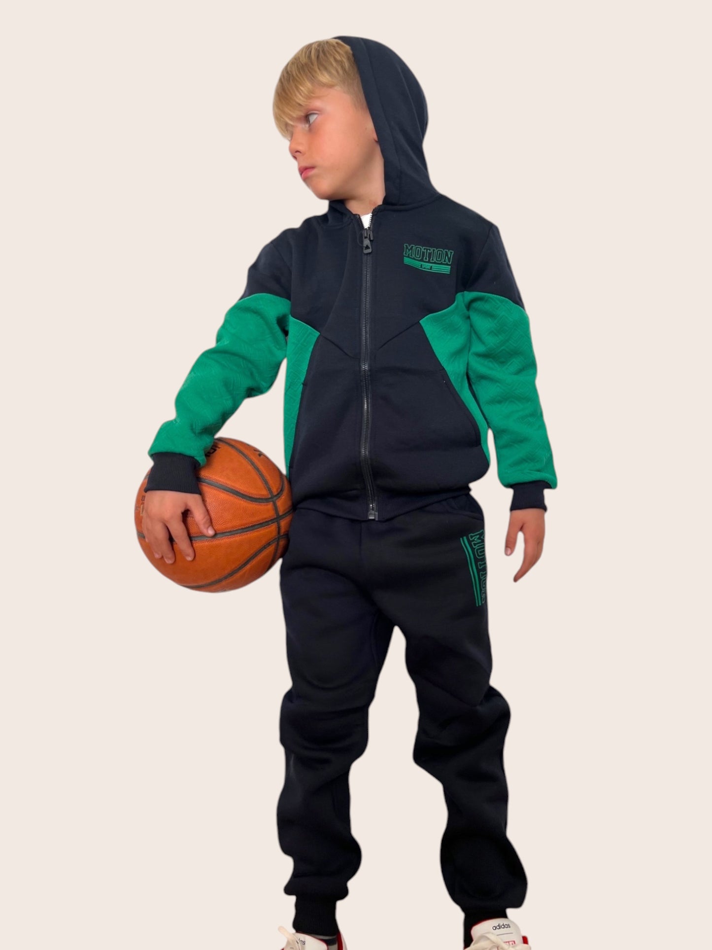 Conjunto Deportivo Infantil y Juvenil  3 piezas  con Capucha en Negro y Verde "Motion Sport"