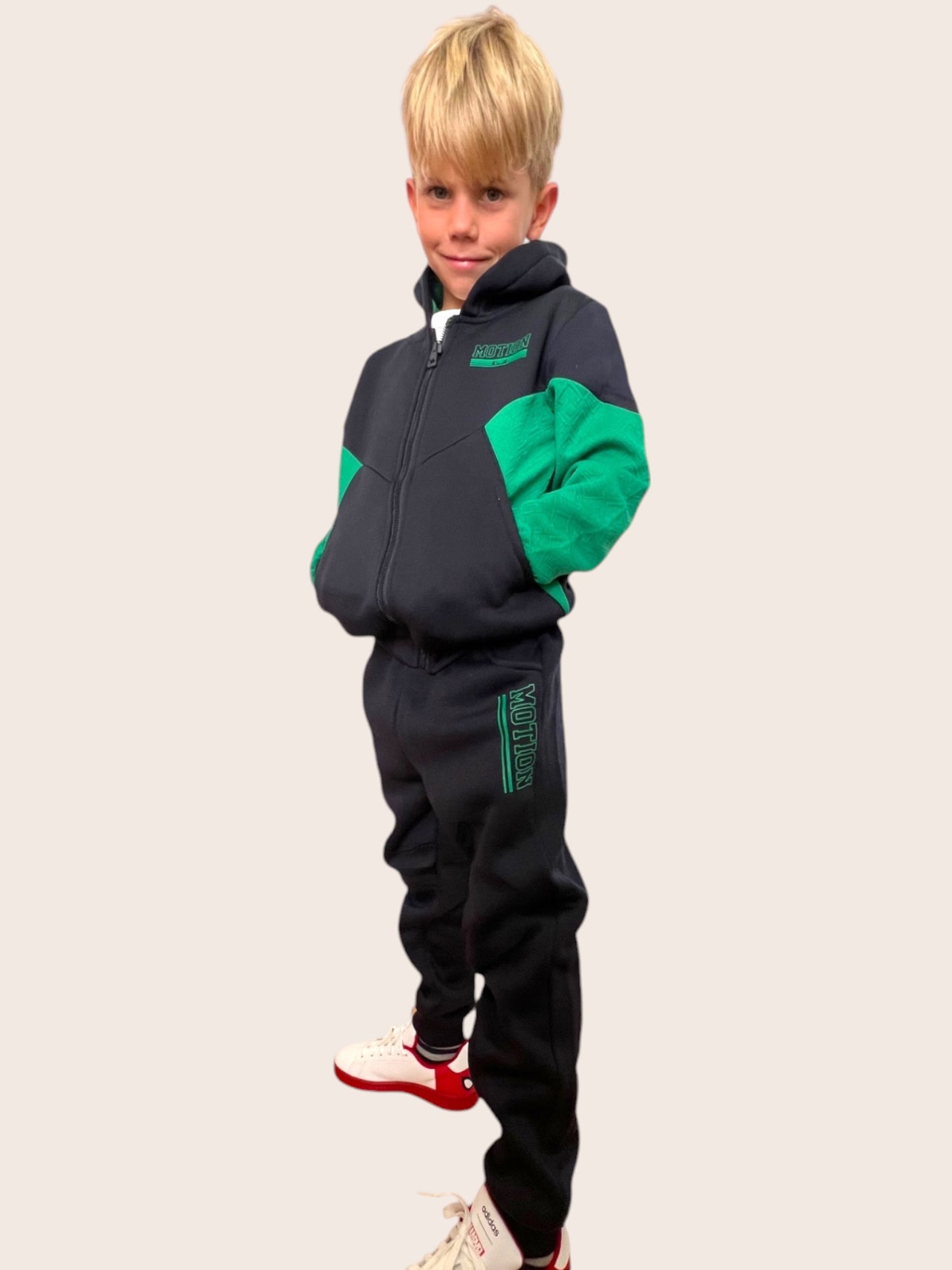 Conjunto Deportivo Infantil y Juvenil  3 piezas  con Capucha en Negro y Verde "Motion Sport"